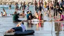 Seorang pria muslim bersantai di atas pelampung saat berwisata sambil menghabiskan libur lebaran pantai laut Mediterania di Tel Aviv, Israel, 26 Jni 2017. (AFP PHOTO / JACK GUEZ)