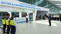 Upacara penutupan Posko Angkutan Udara Lebaran 2022 di Bandara SAMS Sepinggan Balikpapan. (Liputan6.com/Apriyanto)