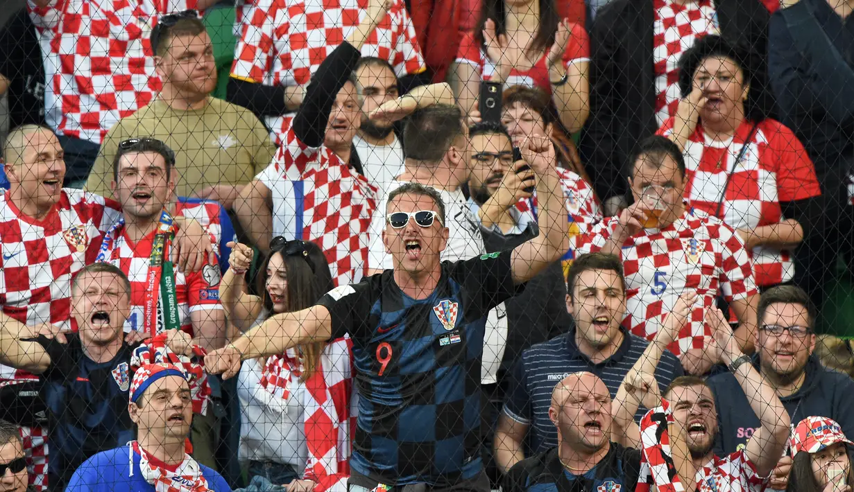 Antusias pendukung Kroasia pada laga kedua babak kualifikasi Piala Eropa 2020 Grup E yang berlangsung di Stadion Groupama Arena, Budapest, Senin (25/3). Kroasia kalah 1-2 kontra Hungaria. (AFP/Attila Kisbenedek)
