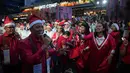 Peserta Christmas Carol menyanyi dengan mengenakan busana bernuansa Natal yang didominasi warna merah, hijau, dan putih. Tampak dalam foto, Umat Kristiani menyanyikan lagu-lagu Natal di Jakarta, Indonesia, Selasa, 23 Desember 2025. (AP Photo/Dita Alangkara)