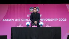Exco PSSI, Muhammad menunjukkan kertas undian dalam acara pengundian AFF U-16 Putri 2025 Indonesia yang berlangsung di SCTV Tower, Jakarta Pusat, pada Senin (21/7/2025). (Bola.com/Bagaskara Lazuardi)