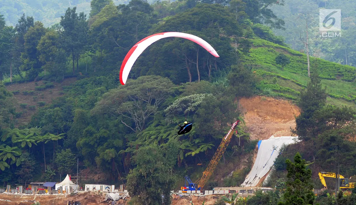 Atlet paralayang putra Indonesia, Aris Apriansyah saat mengikuti nomor cross county di kawasan Puncak, Bogor, Jawa Barat, Rabu (29/8). Indonesia mendapatkan dua perunggu di nomor croos country beregu putra dan putri. (Merdeka.com/Arie Basuki)