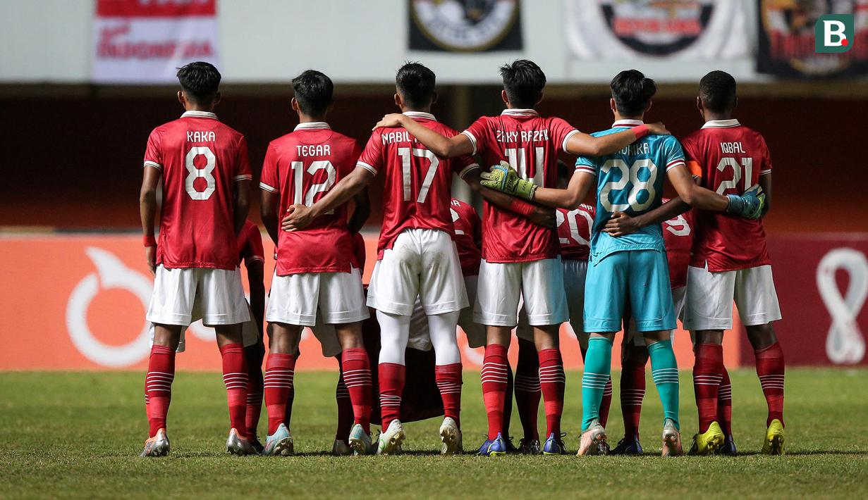 Para pemain starter Timnas Indonesia U-16 berfoto bersama sebelum dimulainya laga semifinal Piala AFF U-16 2022 antara Indonesia U-16 melawan Myanmar U-16 di Stadion Maguwoharjo, Sleman, Rabu (10/8/2022) malam WIB. (Bola.com/Bagaskara Lazuardi)