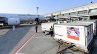 Sebanyak 1,2 juta vaksin COVID-19 Sinovac dalam 7 Envirotainer tiba di Bandara Soetta, Jakarta pada Minggu (6/12/2020) pukul 21.25 WIB, dibawa pesawat jenis Boeing 777-300 ER nomor registrasi PK-GIC. (Biro Pers Sekretariat Presiden/Rusman)