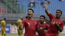 Para pemain Timnas Indonesia U-22 merayakan gol yang dicetak Andy Setyo ke gawang Bhayangkara FC pada laga uji coba di Stadion Patriot, Bekasi, Rabu (6/2). Keduanya bermain imbang 2-2. (Bola.com/Yoppy Renato)