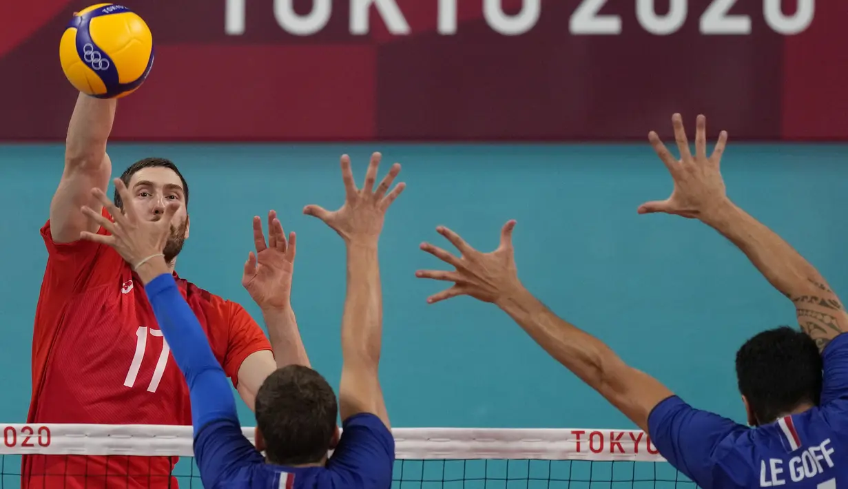 Pemain Russian Olympic Committee Egor Kliuka melakukan melawan Prancis pada pertandingan final bola voli putra Olimpiade Tokyo 2020 di Tokyo, Jepang, Sabtu (7/8/2021). Prancis mengalahkan ROC 3-2. (AP Photo/Frank Augstein)