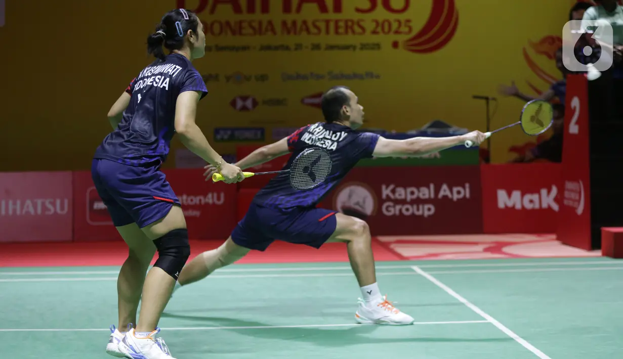 Rinov Rivaldy/Lisa Ayu Kusumawati berhasil mengalahkan pasangan Malaysia, Hoo Pang Ron/Cheng Su Yin dalam rubber game 21-23, 21-11 dan 21-19. (Liputan6.com/Helmi Fithriansyah)