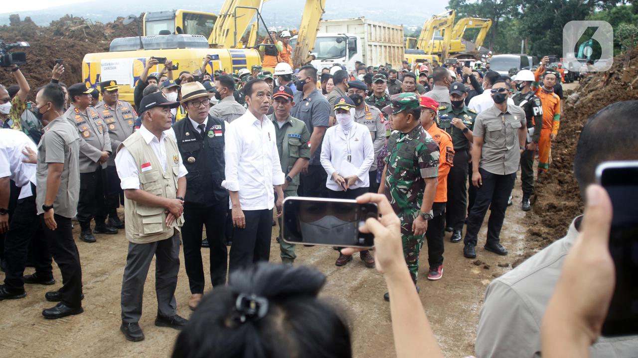 Presiden Jokowi Tinjau Lokasi Pencarian Korban Gempa Cianjur