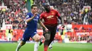 Aksi Romelu Lukaku dikawal Cesar Azpilicueta pada laga lanjutan Premier League yang berlangsung di Stadion Stamford Bridge, London, Minggu (29/4). Chelsea imbangi Man United 1-1. (AFP/Paul Ellis