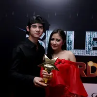 Bukan berarti Prilly melarang pria yang mendekatinya. Ia terbuka untuk berteman dengan siapa saja termasuk Aliando Syarief, atau pun yang kini iberitakan dekat dengannya Rizky D Academy. (Andy Masela/Bintang.com)