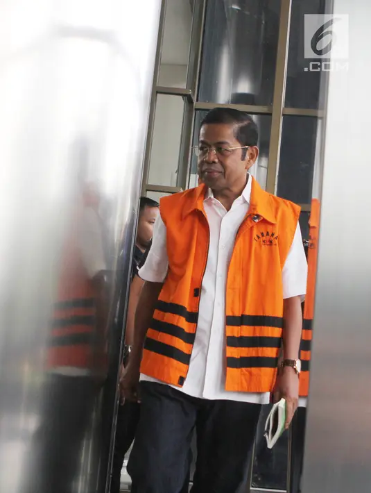 Mantan Menteri Sosial Idrus Marham saat tiba di Gedung KPK, Kamis (8/11). Idrus disebut berperan sebagai pihak yang membantu meloloskan Blackgold untuk menggarap proyek PLTU Riau-1. (Liputan6.com/Herman Zakharia)