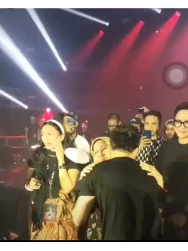 6 Potret Ariel NOAH Dapat Kejutan Ultah dari Alleia dan Ibunda, Rayakan di Konser