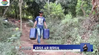 Kekeringan akibat kemarau, warga Soreang, Bandung, harus berjalan 4 Km untuk mengambil air bersih.