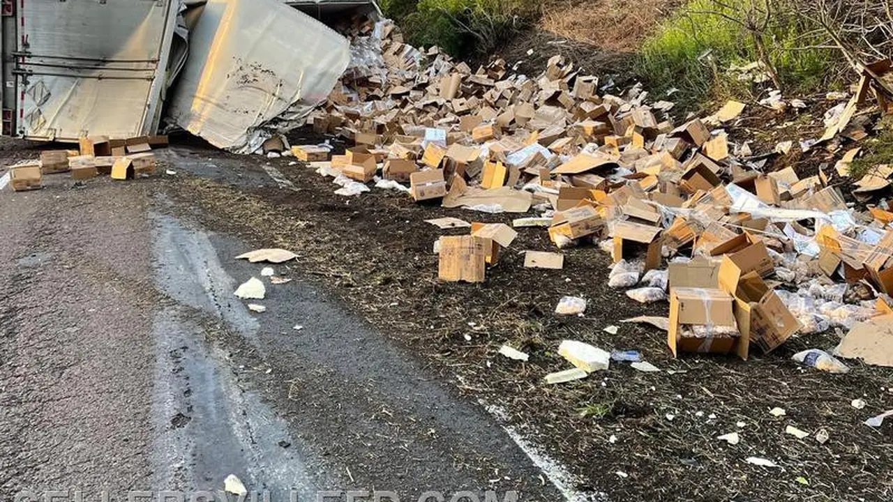 Kecelakaan yang membuat nuget ayam tumpah di jalanan Pennsylvania. (Sellersville Volunteer Fire Department Facebook)