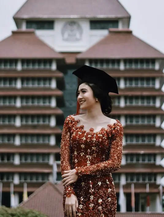 Saat wisuda Febby tampil mengenakan kebaya maroon dengan mengekspos pundaknya. Kebaya semakin indah dipenuhi payetan.  [Instagram/@febbyrastanty]