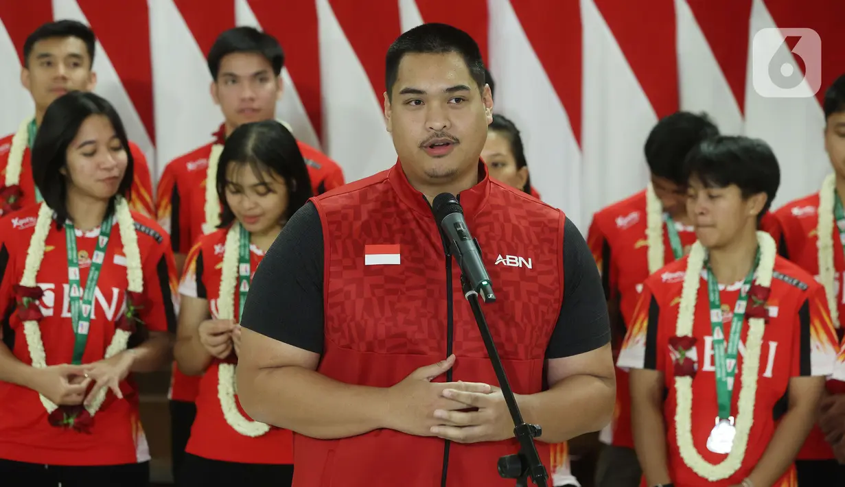 Menpora Dito Ariotedjo memberikan keterangan pers usai menyambut kedatangan Tim Thomas dan Uber Indonesia dari Chengdu, China di Terminal VIP Bandara Soekarno Hatta, Tangerang, Banten, Senin (6/5/2024). (Bola.com/M Iqbal Ichsan)