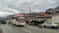 Arus lalu lintas di kawasan Nagreg, Kabupaten Bandung pada H-4 Lebaran sudah mulai ramai pada Kamis (28/4/2022). (Foto: Liputan6.com/Huyogo Simbolon)