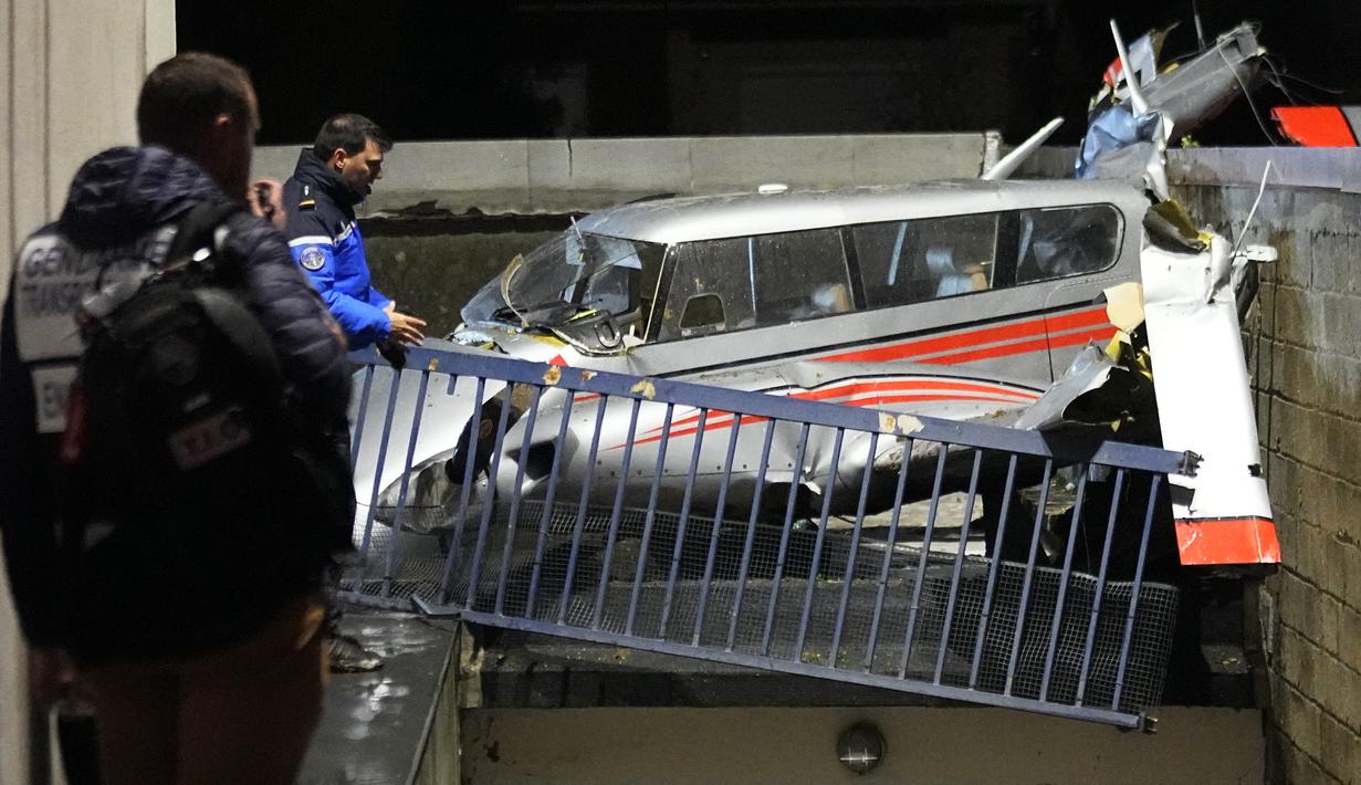 Tiga penumpang pesawat tidak mengalami cedera serius, namun harus dilarikan ke rumah sakit karena mengalami syok. (AP Photo/Michel Euler)