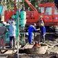 Upaya penyelamatan bocah Vietnam yang terperangkap di dalam pilar berlubang di lokasi konstruksi. (Dong Thap Provincial Department of Information And Communication/AFP)
