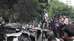 Mobil-mobil tersebut terparkir di seberang Mako Brimob Polda Metro Jaya. (merdeka.com/Arie Basuki)