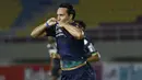 Selebrasi pemain Persib Bandung, Ezra Walian usai mencetak gol penyeimbang 1-1 ke gawang PS Sleman dalam laga leg kedua semifinal Piala Menpora 2021 di Stadion Manahan, Solo, Senin (19/4/2021). Persib bermain imbang 1-1 dengan PS Sleman. (Bola.com/Ikhwan Yanuar)