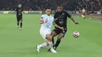 Namun, hingga babak pertama usai laga antara Persija Jakarta melawan PSIM Yogyakarta berakhir tanpa gol. Tampak dalam foto, gelandang Persija, Alan Cardoso De Andrade (Cardoso) berebut bola dengan pemain PSIM pada pertandingan pekan ke-14 BRI Super League musim 2025/2026 di Stadion Utama Gelora Bung Karno, Jakarta, Jumat (28/11/2025). (Bola.com/M Iqbal Ichsan)
