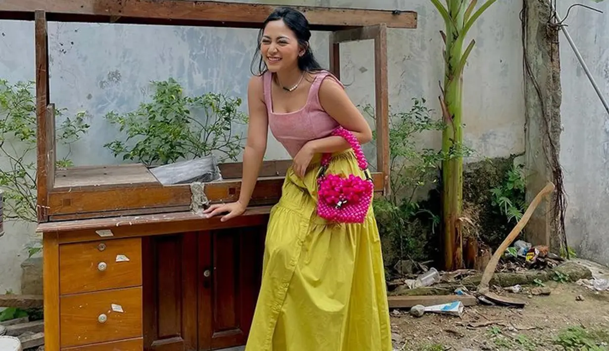 Mantan istri Niko Al Hakim ini bahkan tetap cocok kala memakai crop berwarna pink soft dan rok warna fuego green. Pakai outfit yang terkesan tabrak warna, OOTD ini bisa jadi inspirasi bagi yang ingin tampil bak cewek kue. (Liputan6.com/IG/@rachelvennya)