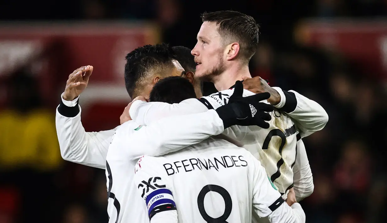 Para pemain Manchester United merayakan gol ke gawang Nottingham Forest yang dicetak Wout Weghorst (kanan) dalam laga leg pertama semifinal Carabao Cup 2022/2023 di City Ground stadium, Nottingham (25/1/2023). Pemain yang dipinjam Manchester United dari Burnley ini telah menyumbang satu gol dan satu assist bagi Setan Merah dari total 8 laga di semua ajang. (AFP/Darren Staples)