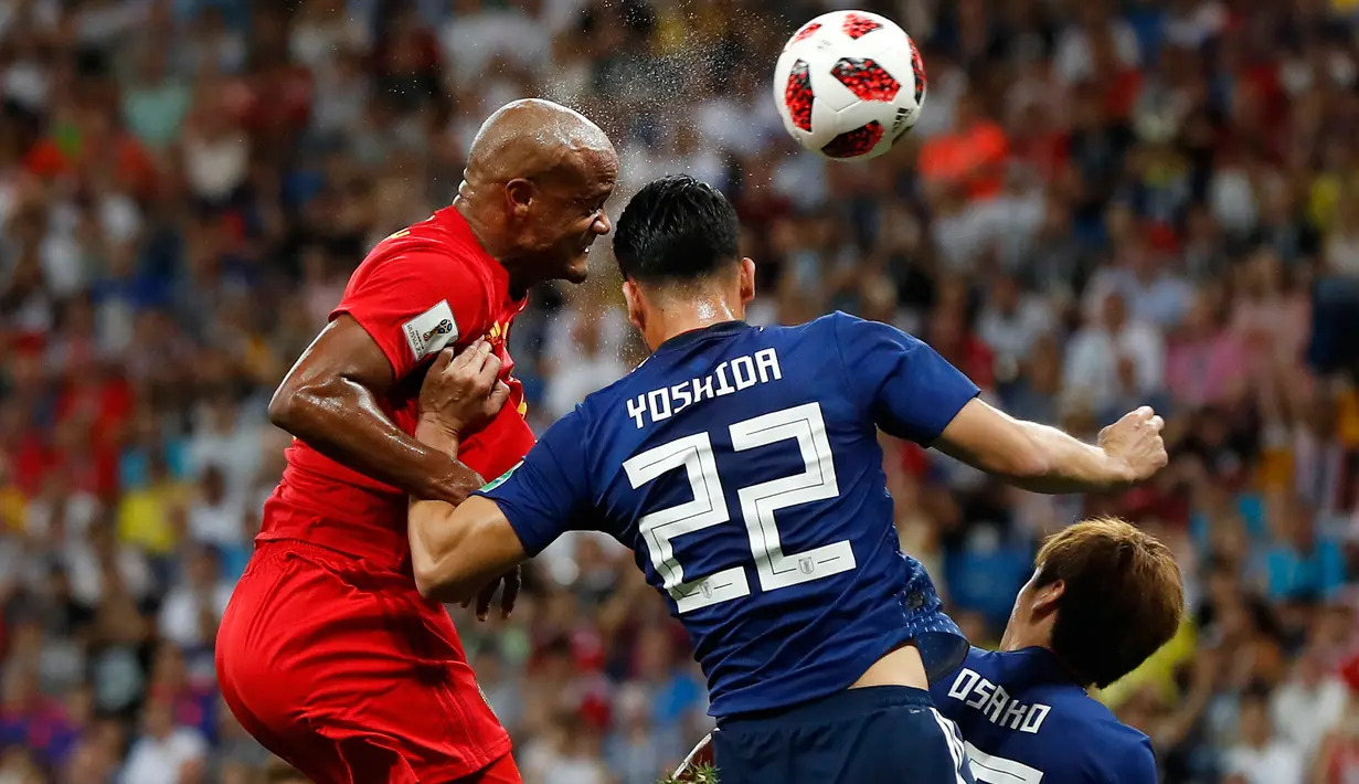 Pemain timnas Belgia, Vincent Kompany berebut bola dengan pemain Jepang, Maya Yoshida pada 16 besar Piala Dunia 2018 di Rostov Arena, Selasa (3/7). Belgia lolos ke perempat final setelah mengalahkan timnas Jepang dengan skor 3-2. (AP/Petr David Josek)