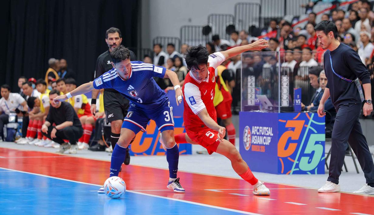 Tim racikan pelatih Hector Souto menunjukkan kepercayaan diri tinggi. M Iqbal dan kawan-kawan tidak ragu menekan lawan yang dikenal sebagai salah satu kekuatan utama futsal Asia. Tampak dalam foto, pemain Timnas Futsal Indonesia, Israr Megantara (kedua kanan) berebut bola dengan pemain Jepang pada semifinal Piala Asia Futsal 2026 di Indonesia Arena, Gelora Bung Karno, Senayan, Jakarta, Kamis (4/2/2026). (Bola.com/Bagaskara Lazuardi)