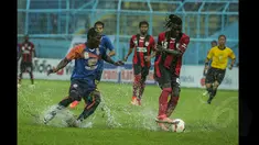 Arema Cronus membungkam Persipura dengan skor 4-1 saat laga SCM Cup 2015 di Stadion Kanjuruhan, Malang, Kamis (22/1/2015). (Liputan6.com/Faizal Fanani)