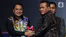 Deputi Bidang Komunikasi Informasi dan Aparatur Koordinator Bidang Politik Hukum Dan Keamanan Marsda TNI Arif Mustofa (kanan) memberikan penghargaan Program Reformasi Birokrasi kepada Wali Kota Surabaya Eri Cahyadi pada acara Merdeka Awards 2023 di SCTV Tower, Jakarta, Rabu (30/8/2023). Penghargaan diberikan karena Pemerintah Kota Surabaya telah melakukan berbagai terobosan dalam program reformasi birokrasi. (merdeka.com/Imam Buhori)