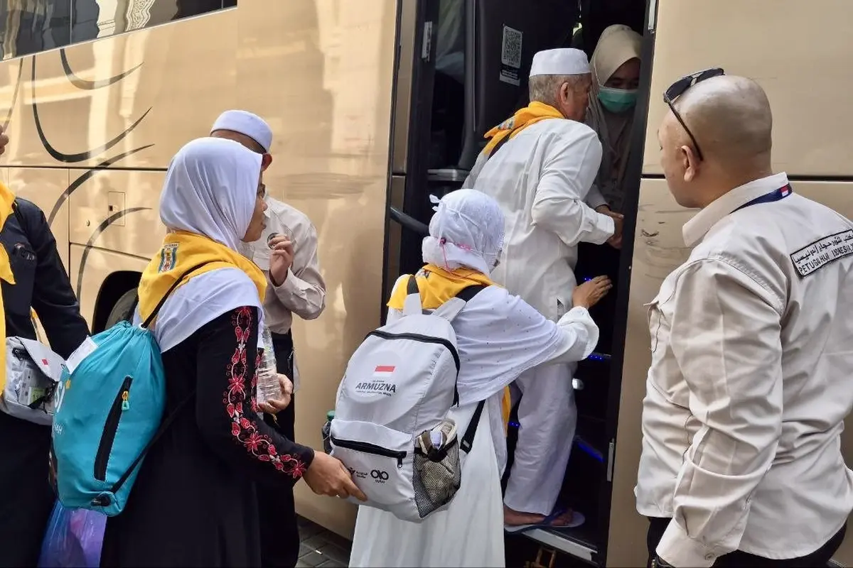 Jemaah haji gelombang kedua dari Mekkah menuju Madinah. Jemaah haji Kloter 18 Embarkasi Jakarta-Pondok Gede (JKG 18) diberangkatkan menuju Madinah dari Hotel Manazel Al-Hoor, Mekkah, Arab Saudi, Minggu, 7 Juni 2026. (dok. Media Center Haji)
