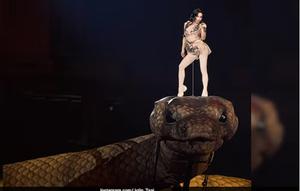Jolin Tsai pukau penonton tunggangi ular raksasa 30 meter di konser 'Pleasure' Taipei. [IG: @jolin_cai]