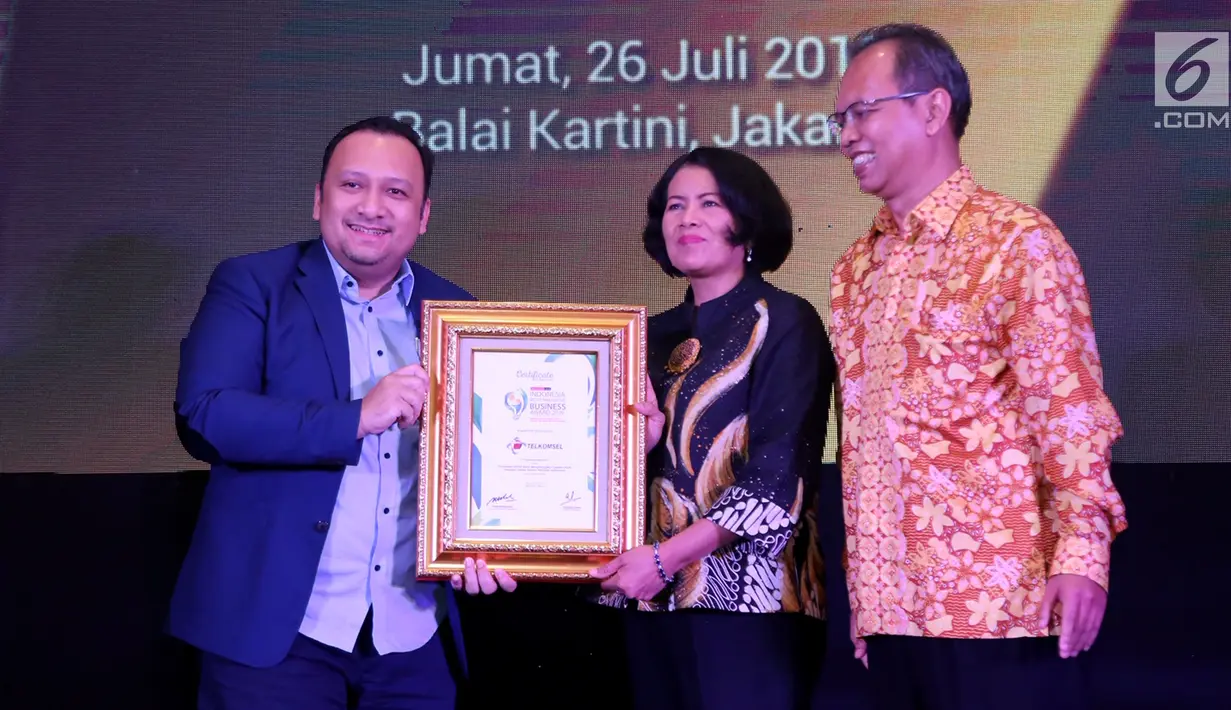 Sekjen Kementerian Kominfo Niken Widiastuti (kedua kanan) memberikan penghargaan kepada Senior Vice President Enterprise Account Management Telkomsel Dharma Simorangkir (kiri) dalam ajang Most Innovative Business Award 2019 di Jakarta, Jumat (26/7/2019). (Liputan6.com/HO/Ady)