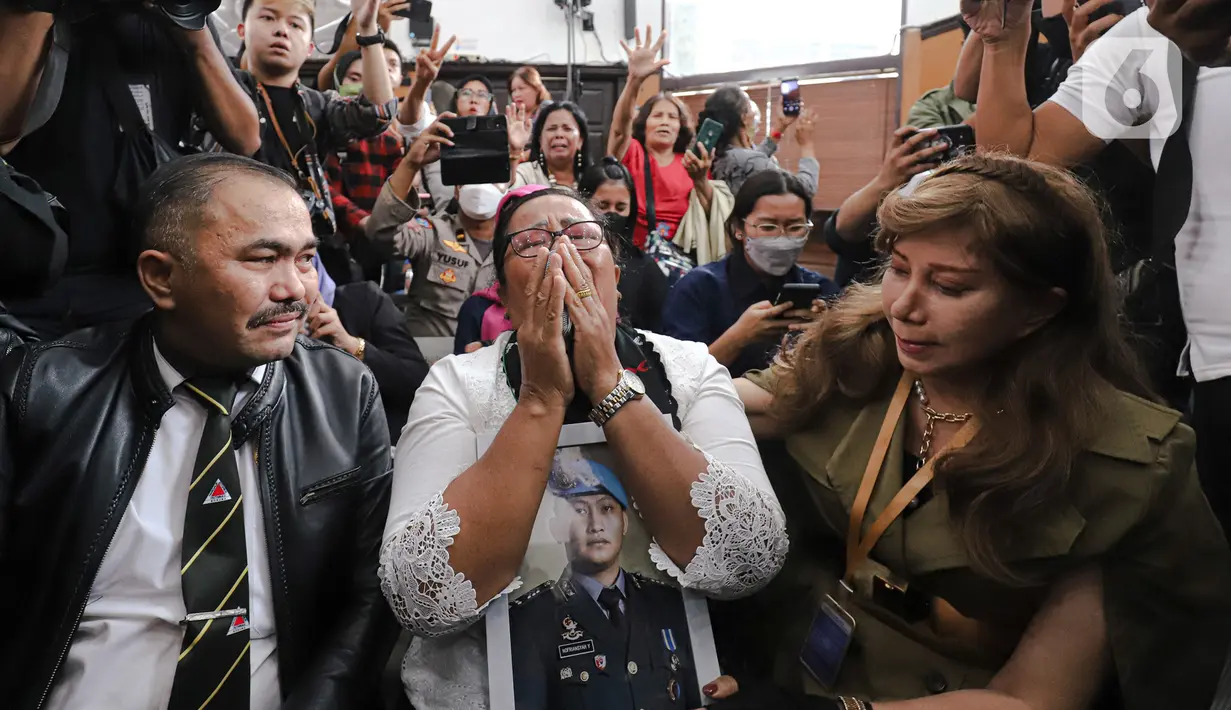 Ibu Brigadir Joshua, Rosti Simanjuntak menangis mendengarkan vonis Majelis Hakim dalam persidangan kasus pembunuhan berencana terhadap putranya dengan terdakwa Ferdy Sambo di Pengadilan Negeri Jakarta Selatan, Jakarta, Senin (13/2/2023). Ketua Majelis Hakim Wahyu Imam Santoso memvonis mantan Kadiv Propam tersebut hukuman mati karena terbukti sebagai dalang pembunuhan berencana Brigadir J. (Liputan6.com/Faizal Fanani)