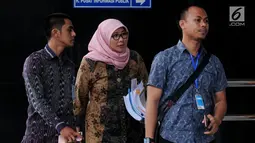 Direktur Jenderal Pemasyarakatan (Dirjen Pas) Sri Puguh Budi Utami (kerudung) tiba di Gedung KPK, Jakarta, untuk menjalani pemeriksaan, Jumat (24/8). Sri diperiksa dalam kasus dugaan suap jual-beli fasilitas di Lapas Sukamiskin. (Merdeka.com/Dwi Narwoko)