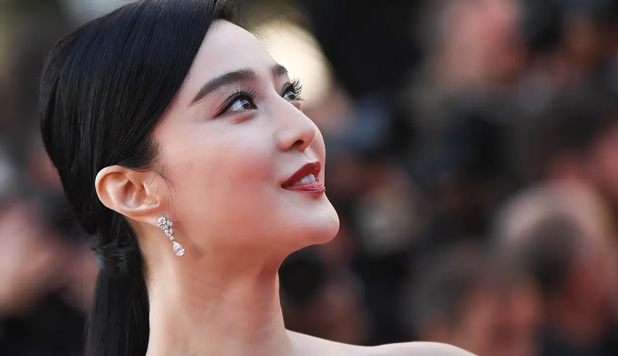 Fan Bingbing fasih berbahasa Inggris dan memiliki kemampuan dalam berakting, bernyanyi serta modeling. Bingbing mulai dikenal di China pada tahun 1999 lewat serial TV "My Fair Princess". (AFP PHOTO / Anne-Christine POUJOULAT)