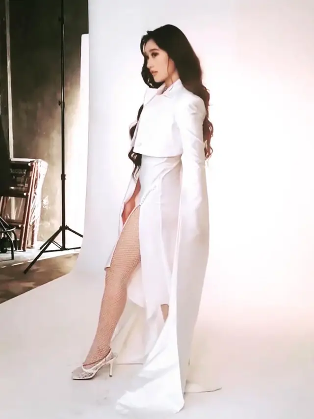 6 Pemotretan Terbaru Amanda Caesa, Tampil Menawan dengan Dress High Slit