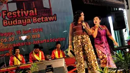 Dalam kesenian lenong, terdapat beberapa adegan yang menggambarkan kehidupan Betawi dengan penyampaian Bahasa Betawi (Liputan6.com/Faizal Fanani) 