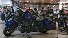Pengunjung melihat deretan motor besar atau motor gede (moge) yang dipasarkan di diler Anak Elang Harley-Davidson di Jakarta, Minggu (2/2/2025). (Liputan6.com/Angga Yuniar)