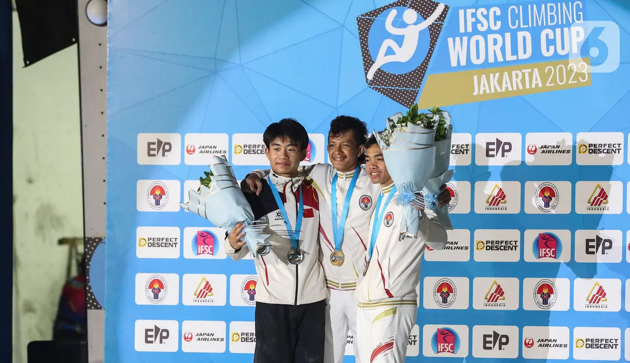Altet panjat tebing Indonesia Raharjati Nursamsa (tengah) bersama rekannya Kiromal Katibin (kanan) dan atlet panjat tebing Cina Wang Xinshang (kiri) berada di atas podium usai mengikuti final nomor speed Kejuaraan Dunia Panjat Tebing di kawasan Gelora Bung Karno, Jakarta, Minggu (7/5/2023). (Liputan6.com/Johan Tallo)