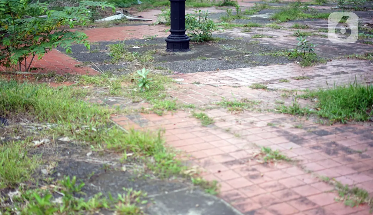 Kondisi Taman Martha Tiahahu yang terbengkalai di kawasan Blok M, Jakarta Selatan, Selasa (17/11/2020). Taman yang berdiri sejak 1948 tersebut kini kondisinya terbengkalai, dengan sampah dan rumput liar yang tumbuh hampir di seluruh sudut taman. (Liputan6.com/Immanuel Antonius)