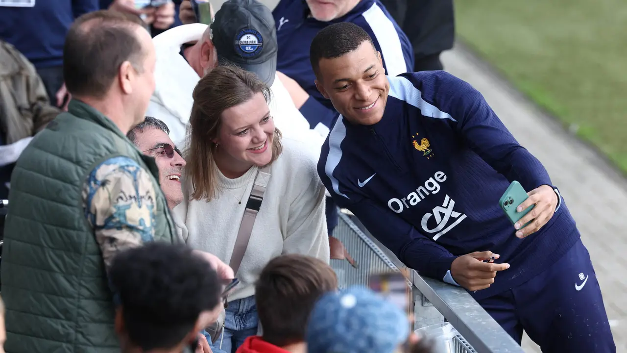 Kylian Mbappe Menyapa Pendukung Timnas Prancis di Euro 2024