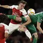 Bek Arsenal, Rob Holding, berebut bola dengan pemain Vorskla, Vladyslav Kulach, pada laga Liga Europa di Stadion Emirates, London, Kamis (20/9/2018). Arsenal menang 4-2 atas Vorskla. (AP/Kirsty Wigglesworth)