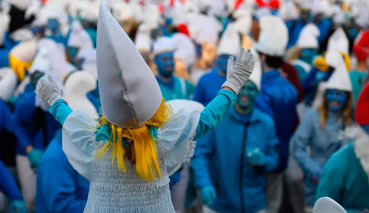 Orang-orang berpakaian seperti Smurf untuk memecahkan rekor pertemuan terbesar di dunia, di Landerneau, Prancis barat, Sabtu (7/3/2020). Sebanyak 3.500 orang berkumpul dan berdandan serba biru seperti Smurf, bahkan ada yang mengecat wajah dan kulit mereka. (Photo by Damien MEYER / AFP)