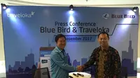 Direktur PT Blue Bird,Tbk Sigit Priawan Djokosoetono dan Senior Vice President Business Develpoment Traveloka, Caesar Indra di Kantor Pusat Blue Bird Group, pada Selasa (19/12/2017). (Liputan6.com/Ilyas Istianur P)