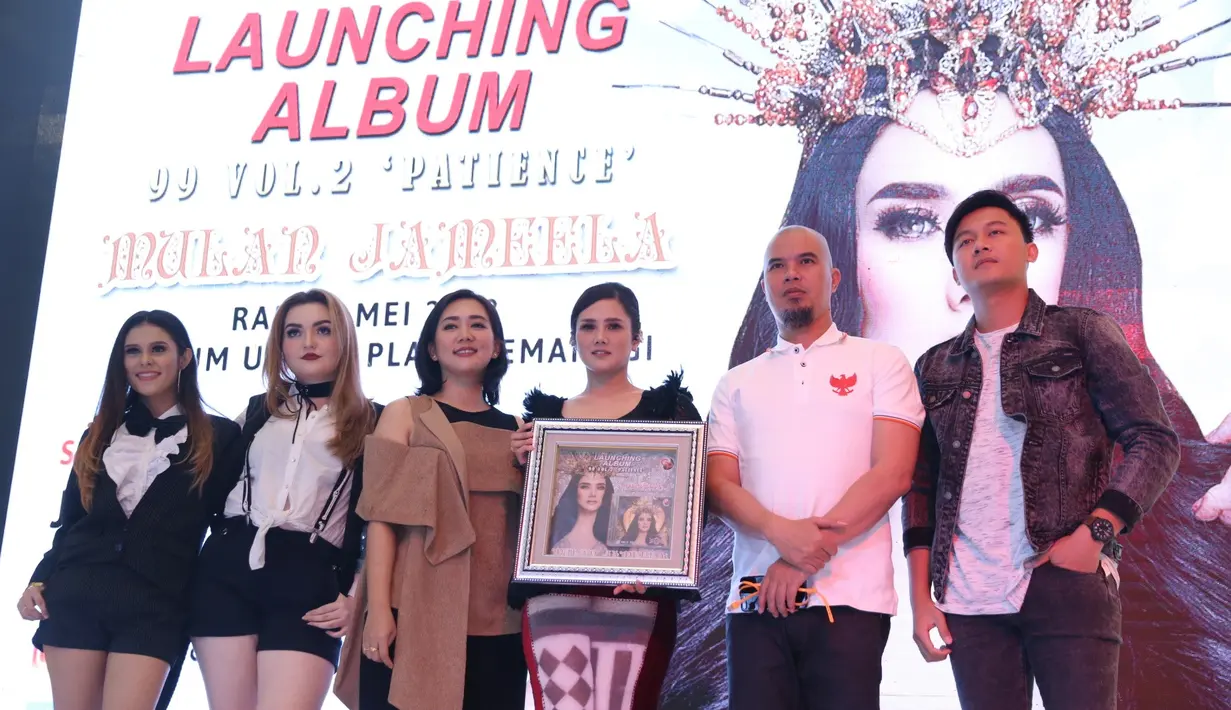 Mulan dan Ahmad Dhani saat merilis album 99 Volume 2 Patience di Plaza Semanggi, Jakarta Pusat, Rabu (2/5/2018). Dalam album barunya ini, Mulan tak banyak melibatkan suaminya yang  dikenal musisi senior. (Nurwahyunan/Bintang.com)