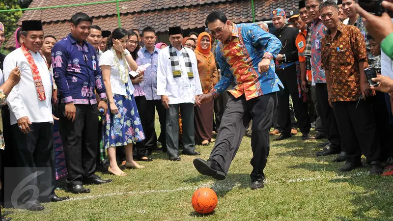 20151022-Ahok Jajal Main Bola saat Resmikan RPTRA Cililitan-Jakarta