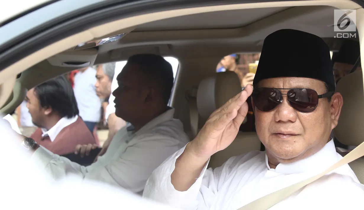 Bakal Calon Presiden, Prabowo Subianto melakukan gerakan hormat dari dalam mobilnya  saat perjalanan menuju Gedung KPU, Jakarta, Jumat (10/8). Ketua Umum Gerindra itu berangkat ke KPU untuk mendaftarkan diri sebagai capres. (Liputan6.com/Herman Zakharia)